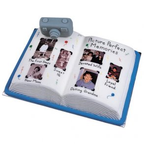 Bag en åben bog/fotoalbum