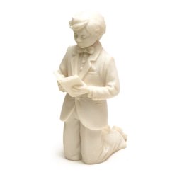 11 cm figur til konfirmation - kn&aelig;lende dreng