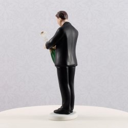 14 cm kagefigur til bryllup - Han &aring;bner champagne