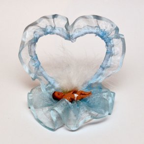 Baby 4,5 cm liggende på lyseblå tyl i hjerteportal