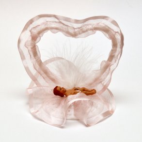 Baby 4,5 cm liggende på lyserød tyl i hjerteportal